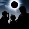 Éclipse solaire : les Français ont levé les yeux… et délaissé leur smartphone